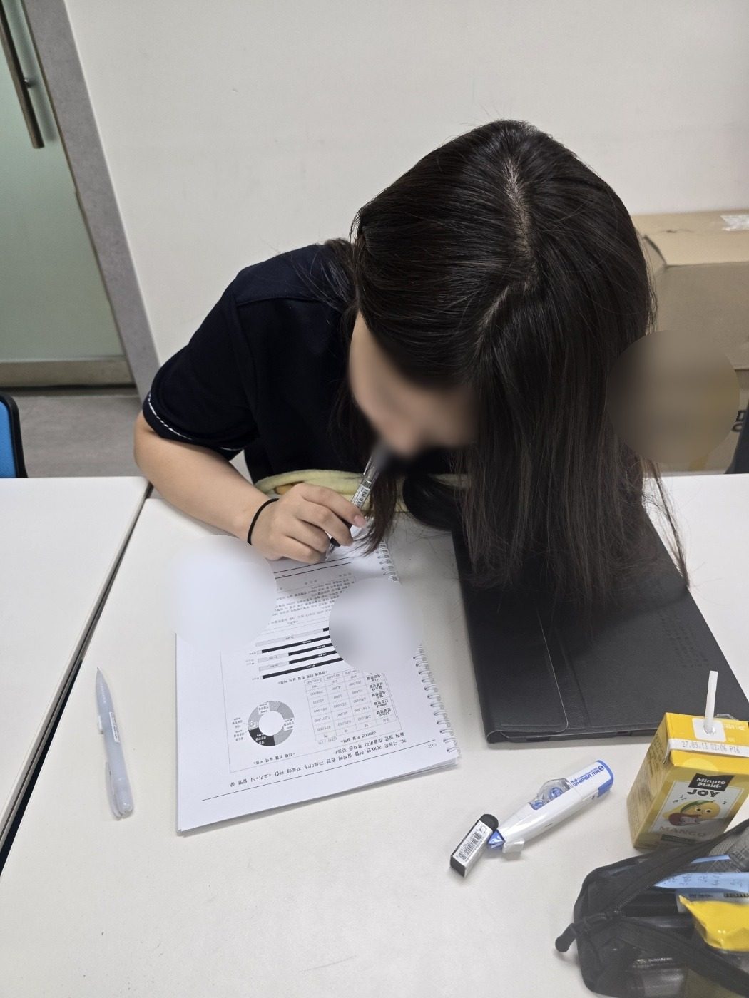 학생이 답변을 직접 작성하는 모습
